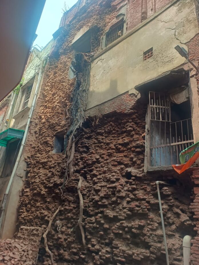 Ambala News : अंबाला शहर में बारिश के बाद गिरने लगा जर्जर मकान, लोगों मे डर का माहौल