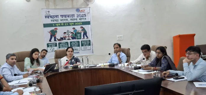 Faridabad News : महापौर की अध्यक्षता में निगम अधिकारियों की समीक्षा बैठक आयोजित