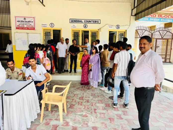 Bhiwani News : वैश्य महाविद्यालय में स्नातक के विद्यार्थियों के रविवार को भी होंगे दाखिले : त्रिखा
