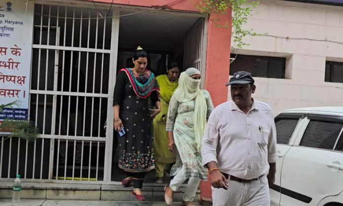 Sonipat News: सोनीपत में महिला सब इंस्पेक्टर रिश्वत लेते गिरफ्तार