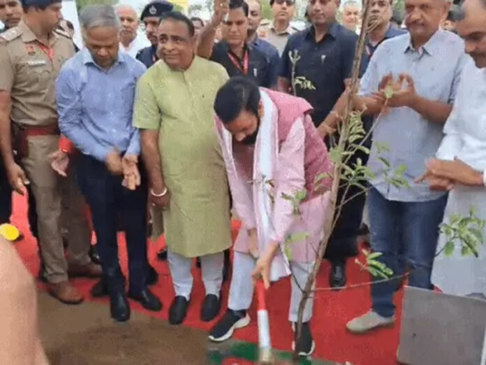 Charkhi Dadri News: विश्व पर्यावरण दिवस पर चरखी दादरी में आयोजित कार्यक्रम में इलेक्ट्रिक कार से पहुंचे सीएम नायब सैनी Charkhi Dadri News: विश्व पर्यावरण दिवस पर चरखी दादरी में आयोजित कार्यक्रम में इलेक्ट्रिक कार से पहुंचे सीएम नायब सैनी