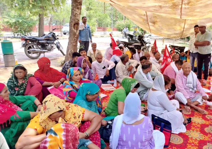 Jind News : माकपा कार्यकर्ताओं ने लघु सचिवालय पर धरना दिया