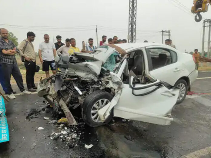 Hisar News: हिसार में टायर फटने से ट्रक से ट्रक से टकराई कार, एक ही परिवार के 3 सदस्यों सहित 4 लोगों की मौत Hisar News: हिसार में टायर फटने से ट्रक से ट्रक से टकराई कार, एक ही परिवार के 3 सदस्यों सहित 4 लोगों की मौत