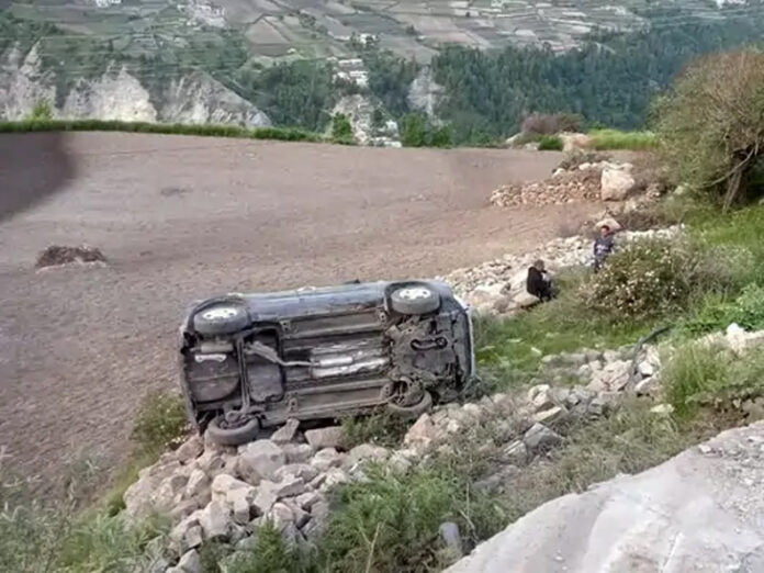 Haryana News: हिमाचल घूमने गए हरियाणा के पर्यटकों की गाड़ी खाई में गिरी