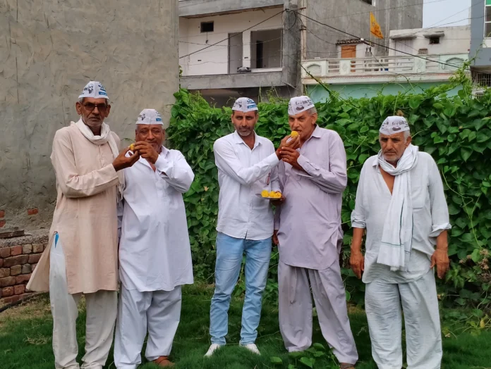Celebrating the victory of Aam Aadmi Party in Gujarat and Punjab by-elections by distributing sweets