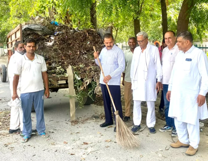 Faridabad News : ब्लॉक डीटू सेक्टर 10 की अस्पताल वाली रोड़ पर चलाया सफ़ाई अभियाान