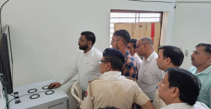 Jind News : डीसी ने किया इलेक्ट्रोनिक वोटिंग मशीनों के लिए बनाए गए स्ट्रांग रूम का निरीक्षण