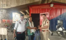 Faridabad News : ट्रैफिक पुलिस, होमगार्ड की सतर्कता से खोया हुआ बैग मालिक को लौटाया