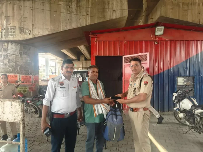Faridabad News : ट्रैफिक पुलिस, होमगार्ड की सतर्कता से खोया हुआ बैग मालिक को लौटाया