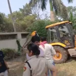 Faridabad News : हरियाणा सरकार में विधायक मनमोहन भड़ाना के फार्म हाउस पर पहुंची अर्थमूव