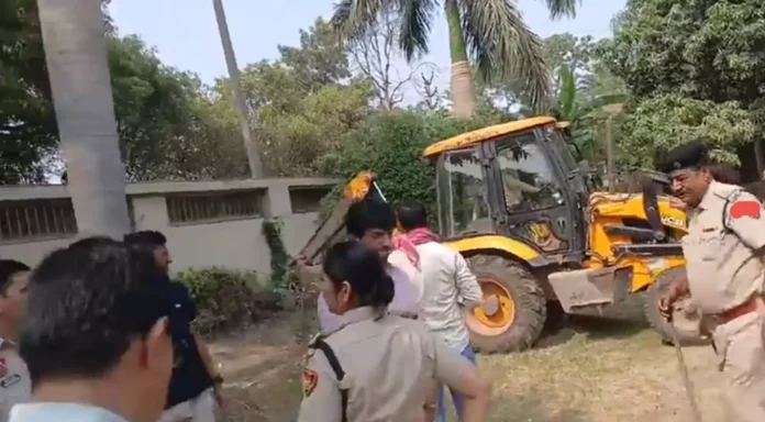 Faridabad News : हरियाणा सरकार में विधायक मनमोहन भड़ाना के फार्म हाउस पर पहुंची अर्थमूव