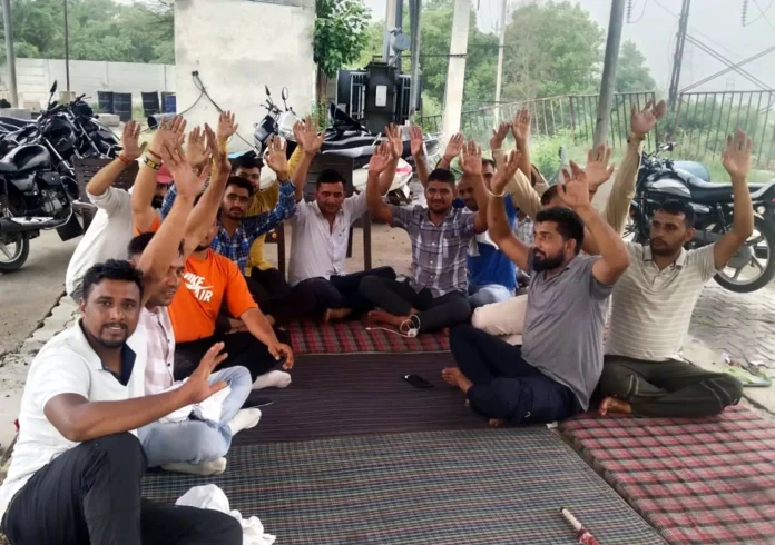 Jind News : खटकड़ टोल पर धरने पर बैठे कर्मचारी