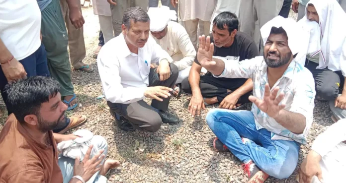 Farmers of villages Kadama, Badrai and Gopalvas reached Kadama power house and protested and warned the government