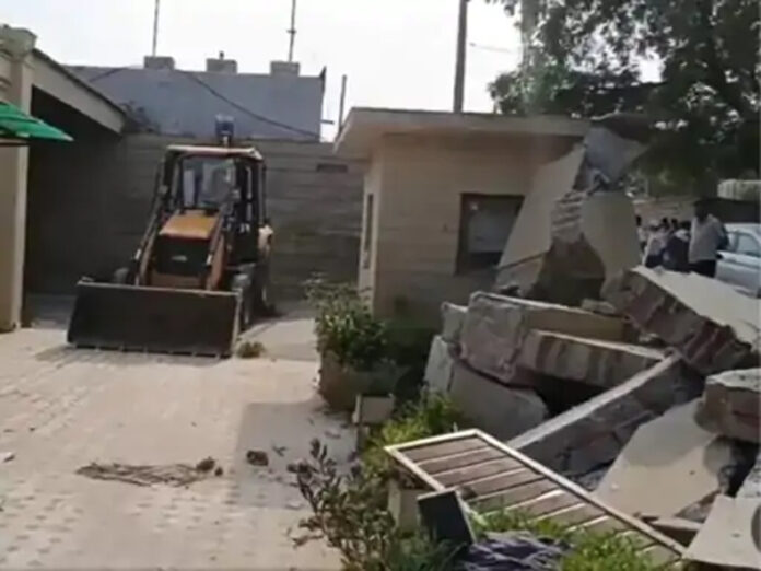 Faridabad News: फरीदाबाद में भाजपा विधायक मनमोहन भड़ाना का फार्महाउस तोड़ा