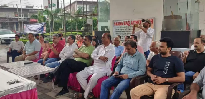 Flats bought in Opera Garden Society by investing crores of rupees, facilities are zero,