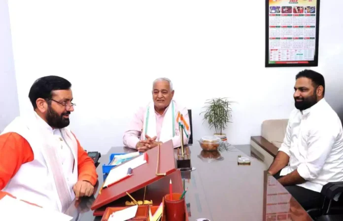 Former MLA Randhir Kapriwas and state spokesperson Mukesh Kapriwas met the Chief Minister Former MLA Randhir Kapriwas and state spokesperson Mukesh Kapriwas met the Chief Minister