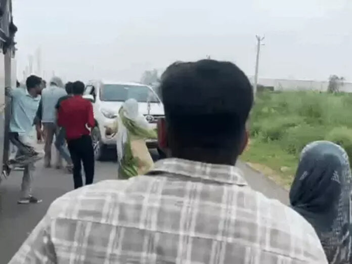 Sonipat News: सोनीपत में रोडवेज बस के सामने फॉर्च्यूनर लगाकर लहराई पिस्टल