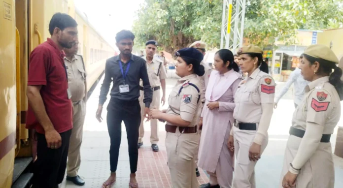 Bhiwani News : लोहारू रेलवे स्टेशन पर जीआरपी व आरपीएफ चलाया संयुक्त जांच अभियान