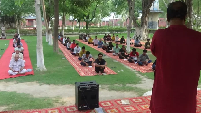 Bhiwani News : हर परिस्थिति में मानसिक संतुलन बनाए रखने की कला सिखाती है गीता : डॉ. मुरलीधर शास्त्री