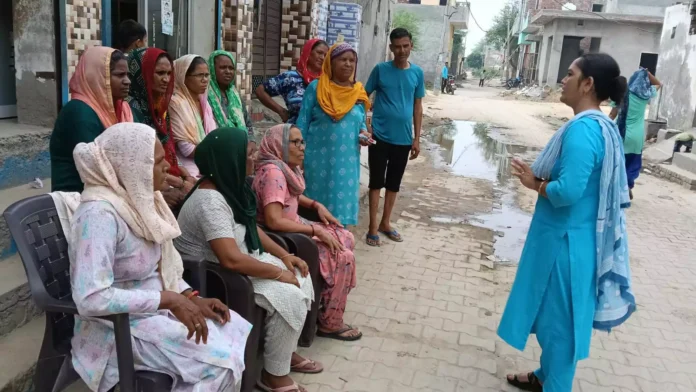 Jind News : मौसमी बीमारियों से बचाव को लेकर स्वास्थ्यकर्मियों ने चलाया जागरूकता अभियान