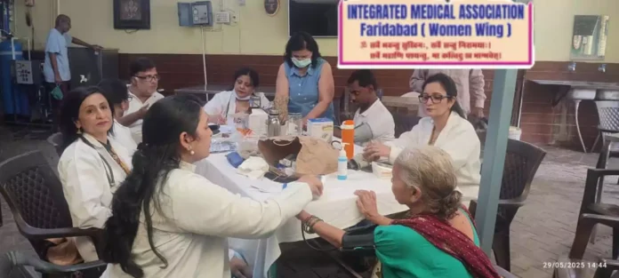 Faridabad News : आईएमए आयुष वूमेन विंग फरीदाबाद ने एक साथ तीन अलग-अलग स्थानों पर किया स्वास्थ्य शिविर का आयोजन
