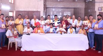 Chandigarh News: मुख्य अभियंता संजय अरोड़ा ने सीवरेज वर्करों की भूख हड़ताल को जूस पिला खत्म कराया,,मांगो को जल्द पूरा करने का आश्वासन दिया