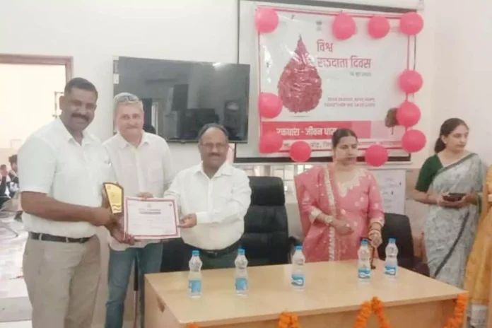 Institutions were honored on the occasion of World Blood Donor Day Faridabad News : विश्व रक्तदाता दिवस के उपलक्ष्य में संस्थाओं को किया सम्मानित