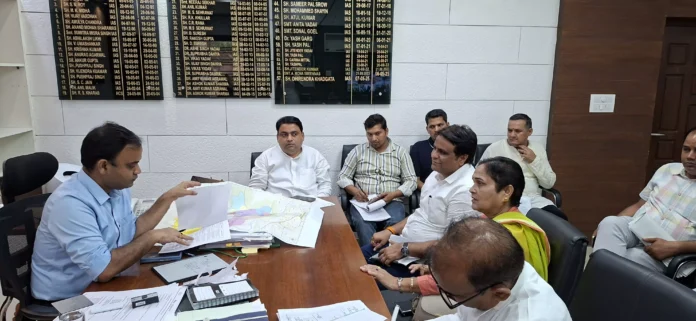 Faridabad News : पीने के पानी और सफाई व्यवस्था को दुरुस्त कराने के लिए अधिकारियों को दिए निर्देश : धीरेंद्र खडग़टा