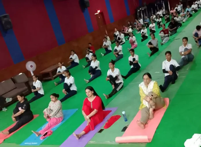 Bhiwani News : आदर्श महिला महाविद्यालय में मनाया अंतरराष्ट्रीय योग दिवस