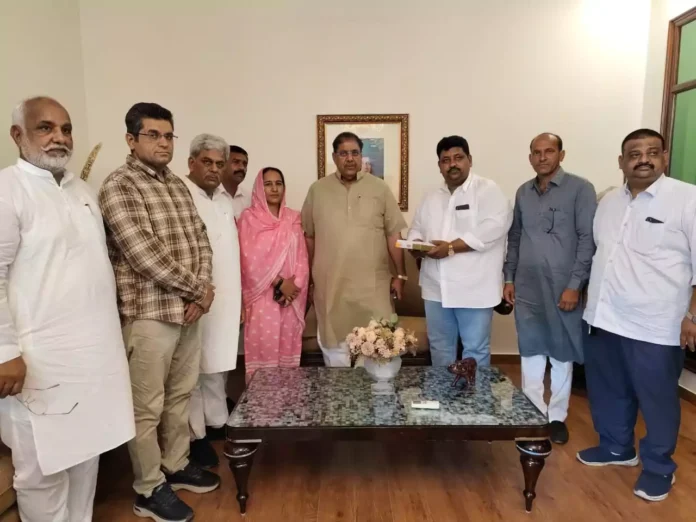 Sirsa News : जेजेपी के प्रदेश कोषाध्यक्ष अंजनी लढा ने राष्ट्रीय अध्यक्ष डॉ. अजय चौटाला का लिया आशीर्वाद
