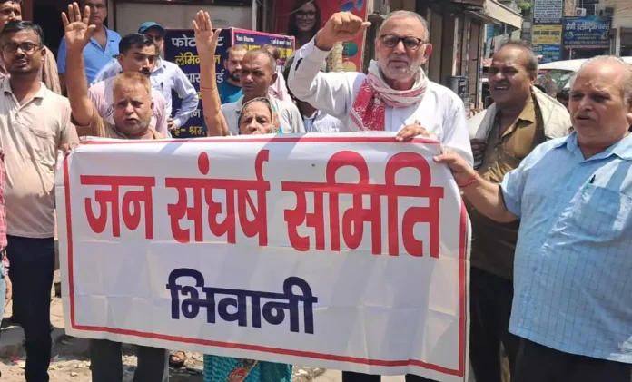Bhiwani News : ठप सीवरेज व्यवस्था को ठीक करवाने हेतु जनसंघर्ष समिति ने किया प्रदर्शन