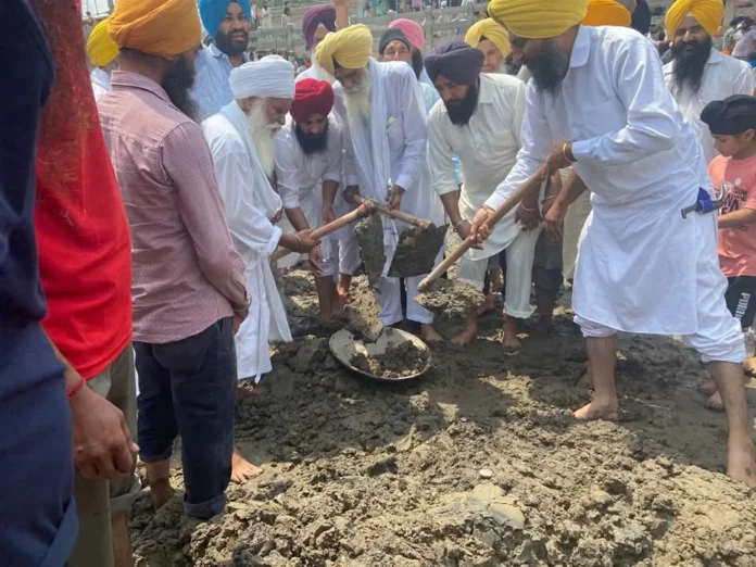Ambala News : Gurudwara Panjokhra Sahib में आरंभ हुई सरोवर से गाद निकालने की कारसेवा