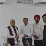 Kisan Yuva Club handed over a cheque of 11 lakhs to Baba Banda Singh Bahadur Lohgarh Foundation Trust