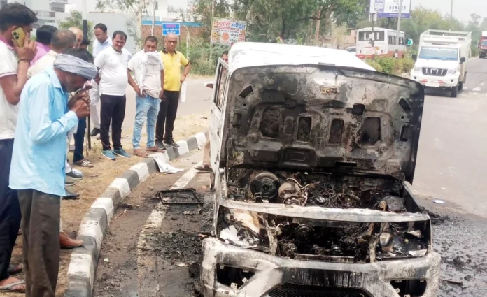Bhiwani News : कलानौर के पास लोहारू एसडीएम की सरकारी गाड़ी को लगी आग, गाड़ी जलकर खाक