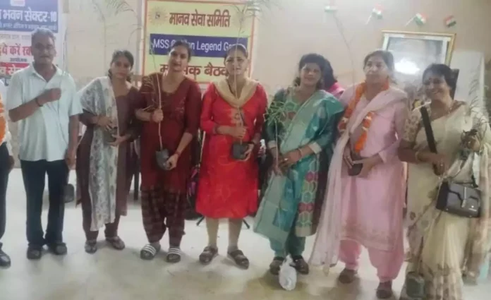 Faridabad News : मानव परिवार ने पौधों की देखभाल करने वाले पर्यावरण प्रेमियों को किया सम्मानित