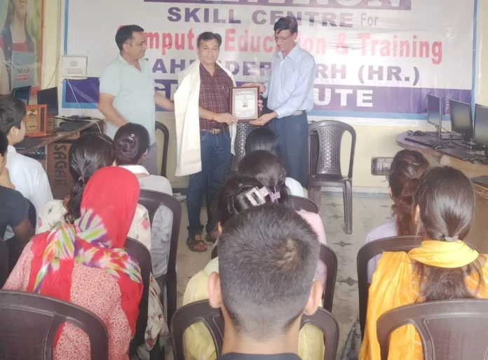 Mahendragrh News : निराला उद्घोषक सारस्वत सम्मान से नवाजे गए मनोज गौतम