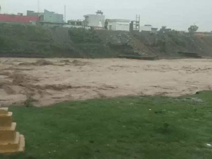 Kurukshetra News : कुरुक्षेत्र में मारकंडा नदी उफान पर, गांवों में पानी घुसने का खतरा मंडराया