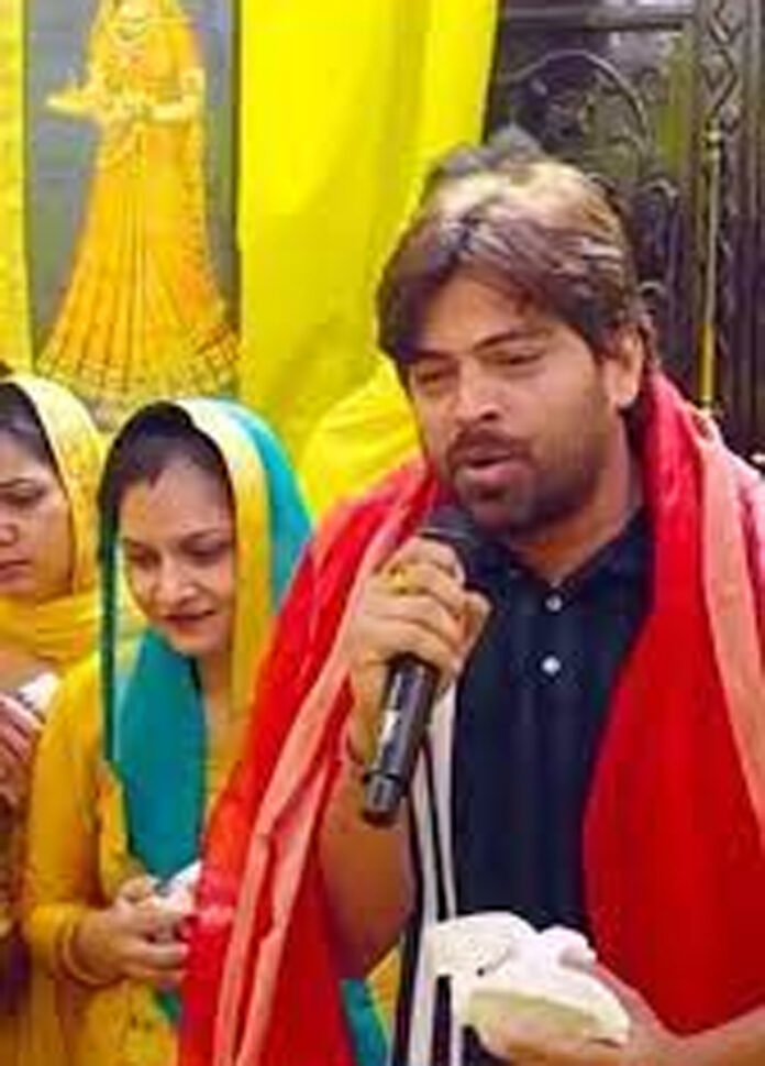 Haryanvi Singer Masoom Sharma : प्रेमानंद महाराज से मिले हरियाणवी सिंगर मासूम शर्मा