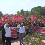 Bhiwani News : अपनी विभिन्न मांगों को लेकर शिक्षा मंत्री आवास पर गरजी मिड-डे-मील कर्मी
