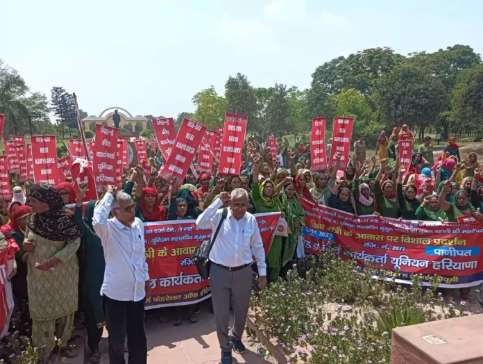 Bhiwani News : अपनी विभिन्न मांगों को लेकर शिक्षा मंत्री आवास पर गरजी मिड-डे-मील कर्मी