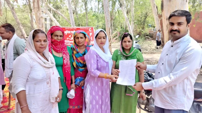 Jind News : मिड डे मिल वर्करों ने मांगों को लेकर दिया धरना