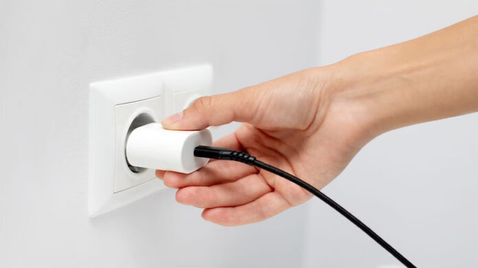 Mobile Charger: जानिए क्या मोबाइल चार्जर के बोर्ड में लगे रहने पर भी खर्च होती है बिजली