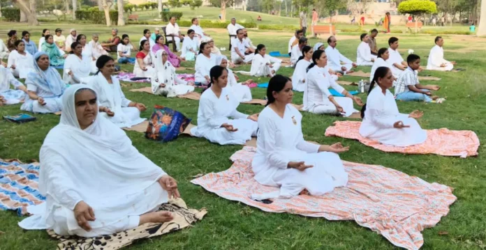 Bhiwani News : अंतर्राष्ट्रीय योग दिवस को लेकर प्रजापिता ब्रह्मकुमारी के अनुयायियों ने किया योगासन एवं प्राणायाम