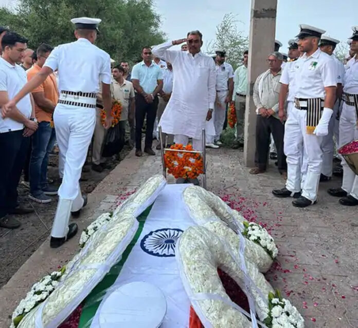 Charkhi Dadri: चरखी दादरी का नेवी लेफ्टिनेंट प्रवेश सांगवान पंचतत्व में विलीन