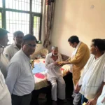 Rahul Gandhi's birthday was celebrated by organizing Triveni and distributing fruits to the elderly