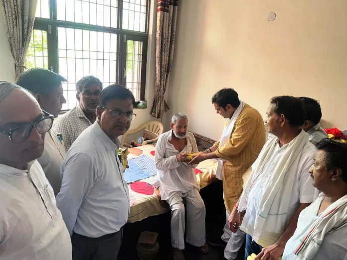 Rahul Gandhi's birthday was celebrated by organizing Triveni and distributing fruits to the elderly