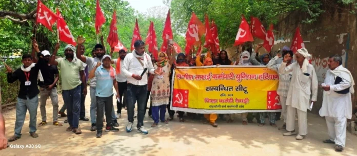 Rural sanitation workers took to the streets demanding non-payment of salaries on time and other demands