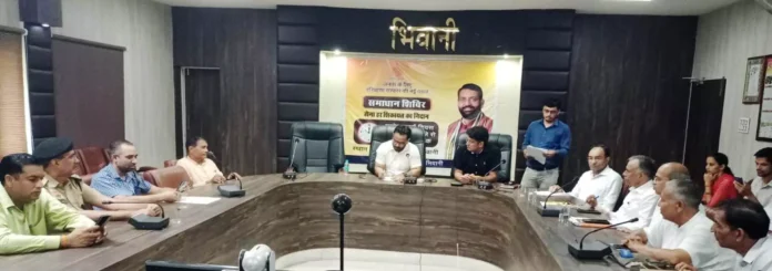 Bhiwani News : समाधान शिविर में एसडीएम महेश कुमार ने सुनी नागरिकों की शिकायतें
