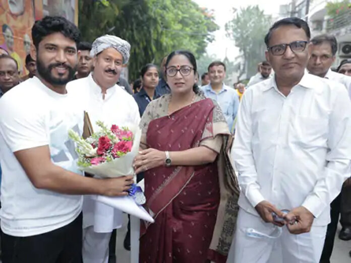 Hisar News : हिसार के अंतरराष्ट्रीय योग खिलाड़ी संदीप को दिल्ली की सीएम ने किया सम्मानित