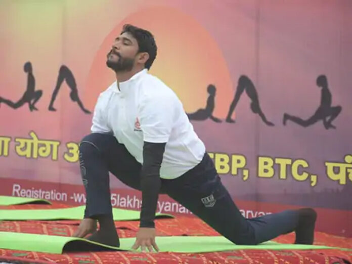 Hisar News: हिसार के युवक ने 20 हजार बार सूर्य नमस्कार कर बनाया वर्ल्ड रिकॉर्ड